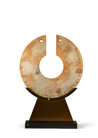 A MASSIVE MOTTLED BEIGE AND RUSSET JADE DISC, JUE - Foto 1