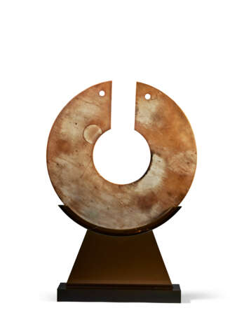 A MASSIVE MOTTLED BEIGE AND RUSSET JADE DISC, JUE - Foto 2