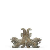 A MOTTLED JADE CARVING OF TWO CONJOINED MYTHICAL BEASTS - Foto 1