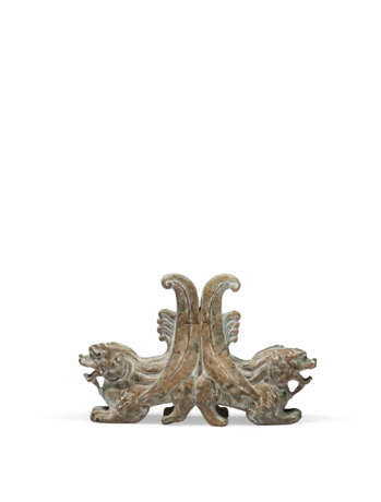 A MOTTLED JADE CARVING OF TWO CONJOINED MYTHICAL BEASTS - Foto 1