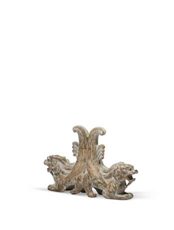 A MOTTLED JADE CARVING OF TWO CONJOINED MYTHICAL BEASTS - Foto 2