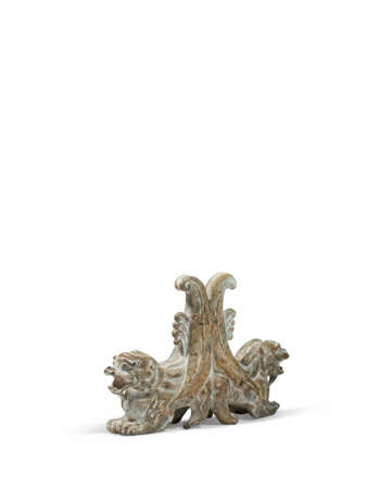 A MOTTLED JADE CARVING OF TWO CONJOINED MYTHICAL BEASTS - Foto 3