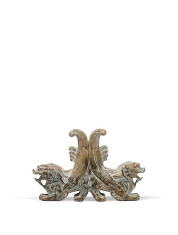 A MOTTLED JADE CARVING OF TWO CONJOINED MYTHICAL BEASTS - Foto 4