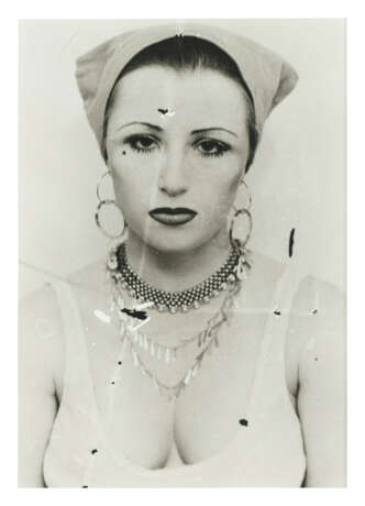 CINDY SHERMAN (B. 1954) - Foto 1