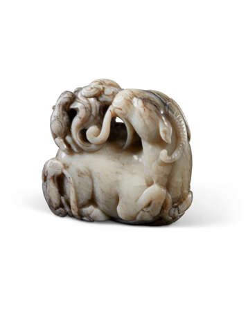 A MOTTLED GREY AND WHITE JADE CARVING OF THREE RAMS SAN YANG KAI TAI - photo 3