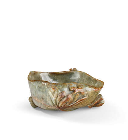 A MOTTLED DARK GREEN JADE LOTUS LEAF-FORM WASHER - Foto 2