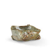 A MOTTLED DARK GREEN JADE LOTUS LEAF-FORM WASHER - Foto 2