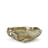 A MOTTLED DARK GREEN JADE LOTUS LEAF-FORM WASHER - Foto 3