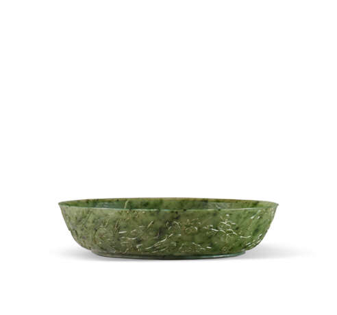 A SPINACH-GREEN JADE 'THREE FRIENDS OF WINTER' DISH - Foto 1