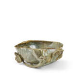 A MOTTLED DARK GREEN JADE LOTUS LEAF-FORM WASHER - Foto 4