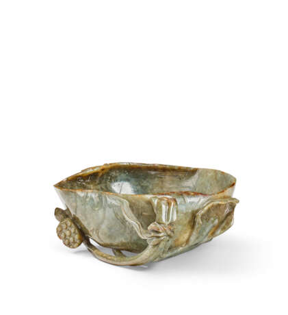 A MOTTLED DARK GREEN JADE LOTUS LEAF-FORM WASHER - Foto 4