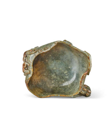 A MOTTLED DARK GREEN JADE LOTUS LEAF-FORM WASHER - Foto 5