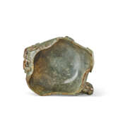 A MOTTLED DARK GREEN JADE LOTUS LEAF-FORM WASHER - Foto 5