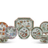 TWO FAMILLE VERTE TUREENS AND COVERS, THREE FAMILLE VERTE PLATE, A FAMILLE ROSE PLATE, AN IMARI PLATE AND A FAMILLE VERTE TRAY - Foto 1