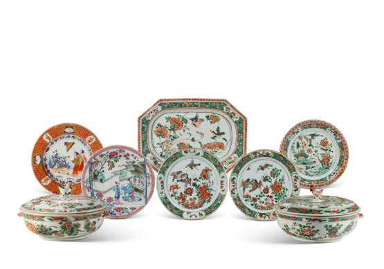 TWO FAMILLE VERTE TUREENS AND COVERS, THREE FAMILLE VERTE PLATE, A FAMILLE ROSE PLATE, AN IMARI PLATE AND A FAMILLE VERTE TRAY - Foto 1