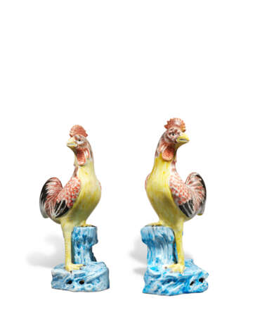 A PAIR OF ORANGE, YELLOW AND BLUE-GLAZED COCKERELS - photo 3