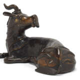 A PARCEL-GILT-LACQUERED BRONZE RECUMBANT RHINOCEROS - Foto 2