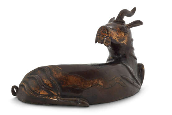 A PARCEL-GILT-LACQUERED BRONZE RECUMBANT RHINOCEROS - Foto 3