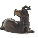 A PARCEL-GILT-LACQUERED BRONZE RECUMBANT RHINOCEROS - Foto 5