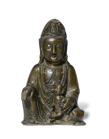 A BRONZE FIGURE OF SEATED GUANYIN - photo 1