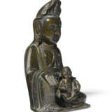 A BRONZE FIGURE OF SEATED GUANYIN - photo 2