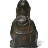 A BRONZE FIGURE OF SEATED GUANYIN - photo 3