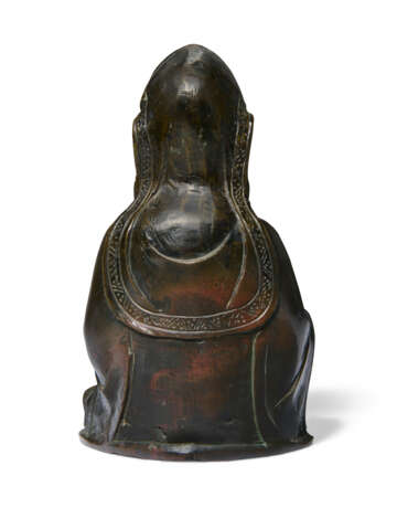 A BRONZE FIGURE OF SEATED GUANYIN - photo 3