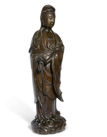 A SILVER-INLAID BRONZE FIGURE OF STANDING GUANYIN - photo 2