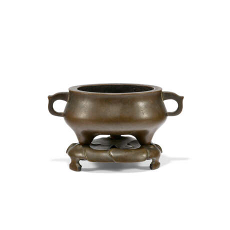 A BRONZE TRIPOD CENSER WITH ITS STAND - photo 1