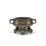 A BRONZE TRIPOD CENSER WITH ITS STAND - photo 2