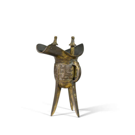 A LARGE ARCHAISTIC PARCEL-GILT-BRONZE TRIPOD WINE VESSEL, JUE - Foto 2