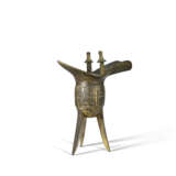 A LARGE ARCHAISTIC PARCEL-GILT-BRONZE TRIPOD WINE VESSEL, JUE - Foto 4