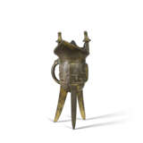 A LARGE ARCHAISTIC PARCEL-GILT-BRONZE TRIPOD WINE VESSEL, JUE - Foto 5