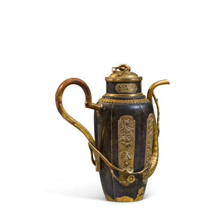 A PARCEL-GILT BRONZE EWER AND COVER - Foto 3