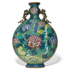 A LARGE CLOISONNÉ ENAMEL 'PEONY' MOONFLASK