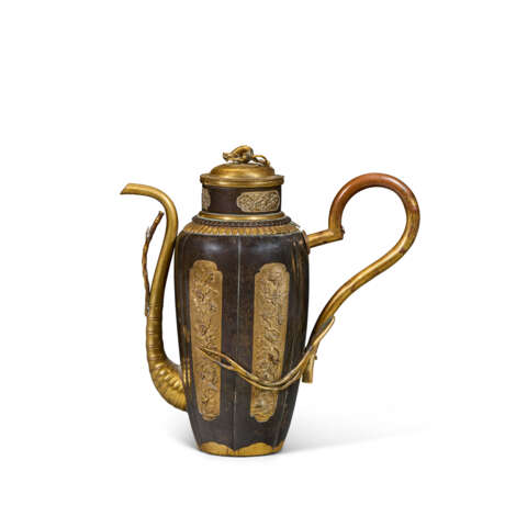 A PARCEL-GILT BRONZE EWER AND COVER - Foto 4