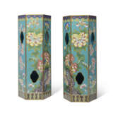 A PAIR OF CLOISONNÉ ENAMEL HEXAGONAL 'FLORAL' HAT STANDS - Foto 2