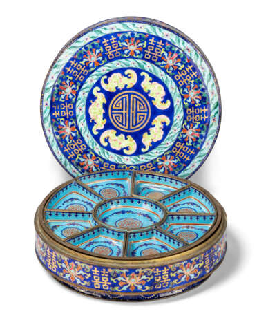 A PAINTED ENAMEL 'SHOU' SWEETMEAT BOX AND COVER - Foto 3