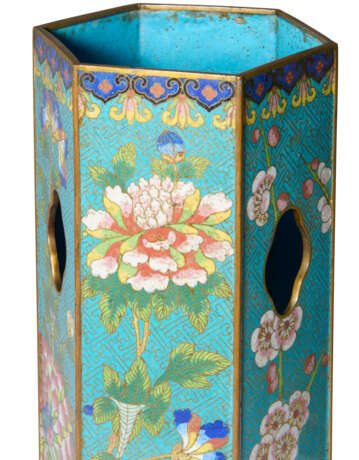 A PAIR OF CLOISONNÉ ENAMEL HEXAGONAL 'FLORAL' HAT STANDS - Foto 3