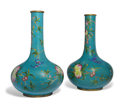 A PAIR OF CLOISONNÉ ENAMEL 'PEACHES AND BATS' BOTTLE VASES - Foto 2