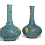 A PAIR OF CLOISONNÉ ENAMEL 'PEACHES AND BATS' BOTTLE VASES - Foto 2