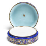 A PAINTED ENAMEL 'SHOU' SWEETMEAT BOX AND COVER - Foto 5