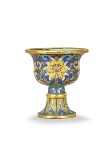 A CLOISONNÉ ENAMEL DEEP-BLUE-GROUND 'LOTUS' STEM-CUP - photo 3