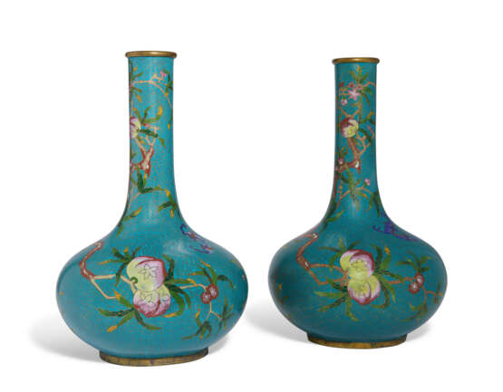 A PAIR OF CLOISONNÉ ENAMEL 'PEACHES AND BATS' BOTTLE VASES - Foto 3