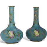 A PAIR OF CLOISONNÉ ENAMEL 'PEACHES AND BATS' BOTTLE VASES - Foto 3