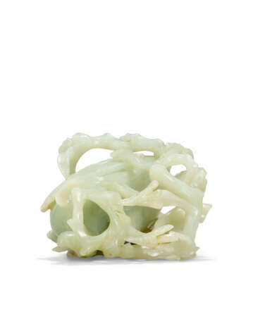 A CELADON JADE CARVING OF A CRANE - Foto 4