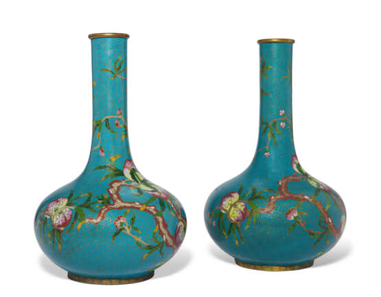 A PAIR OF CLOISONNÉ ENAMEL 'PEACHES AND BATS' BOTTLE VASES - Foto 4