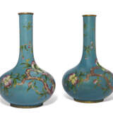 A PAIR OF CLOISONNÉ ENAMEL 'PEACHES AND BATS' BOTTLE VASES - Foto 4