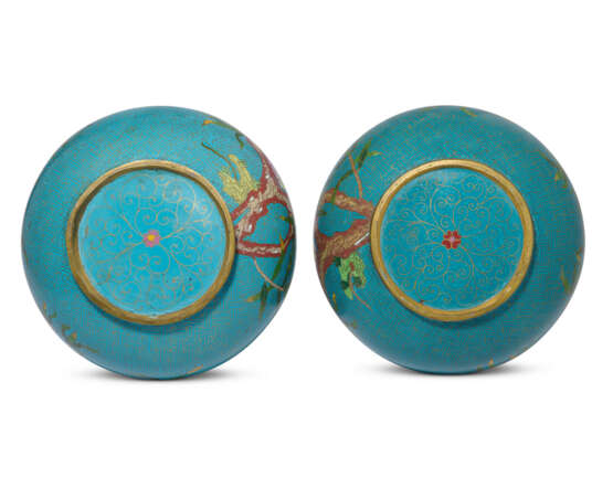 A PAIR OF CLOISONNÉ ENAMEL 'PEACHES AND BATS' BOTTLE VASES - Foto 6