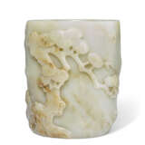 A WHITE AND RUSSET JADE 'PINE' BRUSH POT - Foto 1